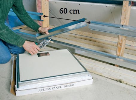 Käyttöullakko: Tarkastusluukun asentaminen väliseinään Käyttöullakko: Väliseinään asennetaan tarkastusluukku